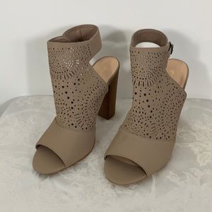 Shoe dazzle taupe heeled open toed sandal size 10